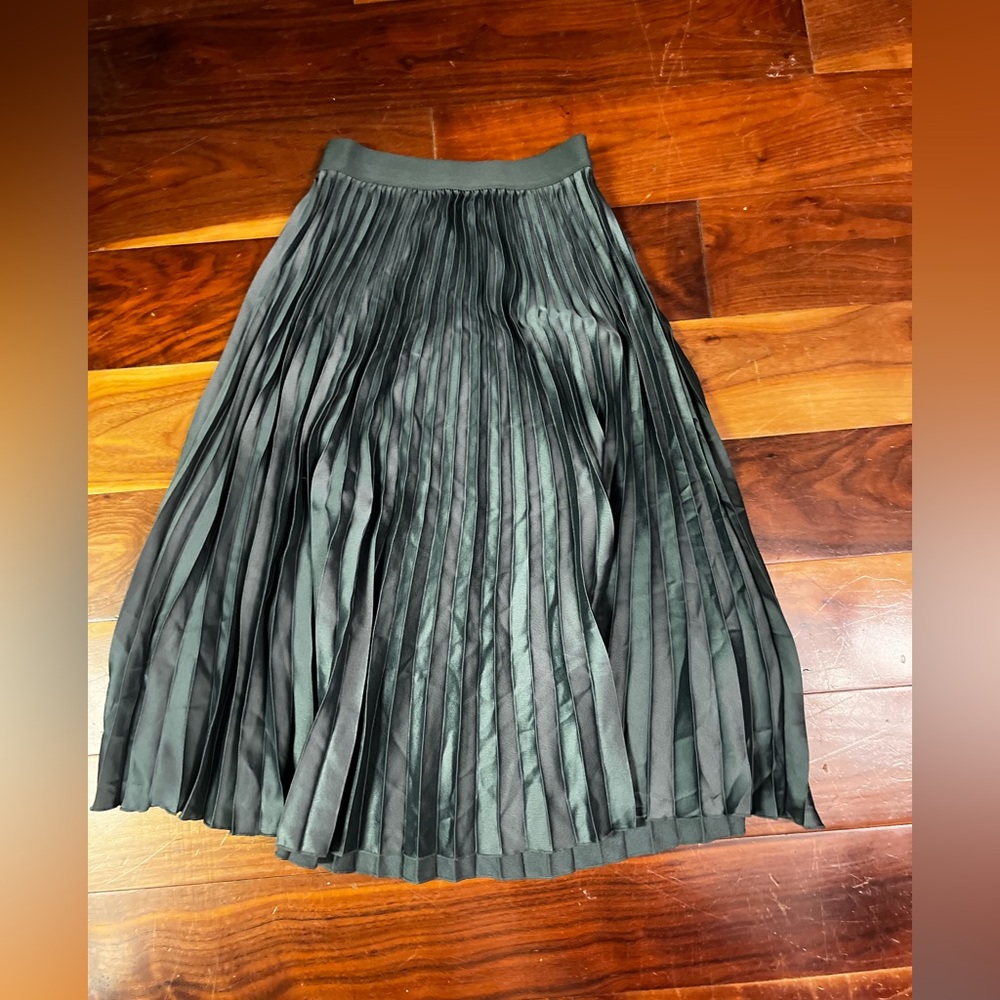 H&M Green A-Line Pleated Skirt